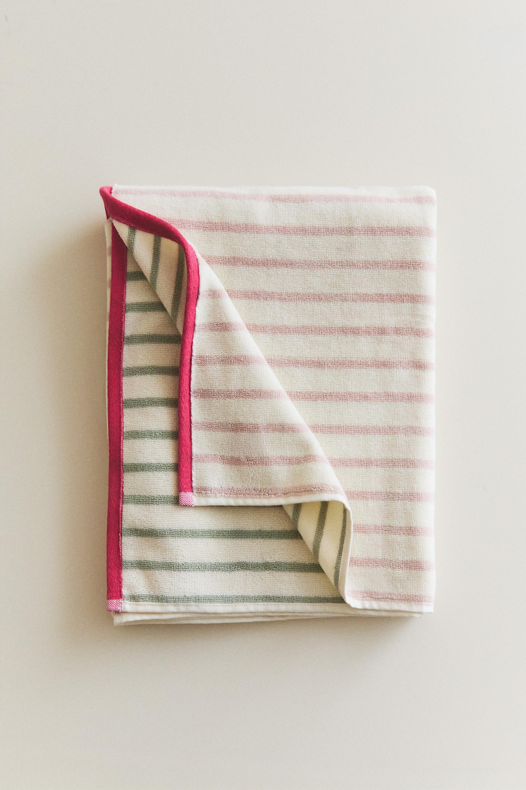 KIDS’ REVERSIBLE STRIPED BATH TOWEL